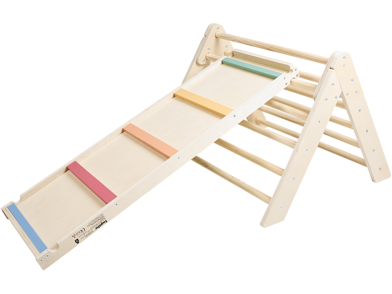 Hölzernes Klettergerüst mit Rutsche und bunten Sprossen für Kinder.
