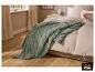 Grüne LIVARNO® Kuscheldecke drapiert auf einem Bett im Schlafzimmer. [KI-generiertes Bild]