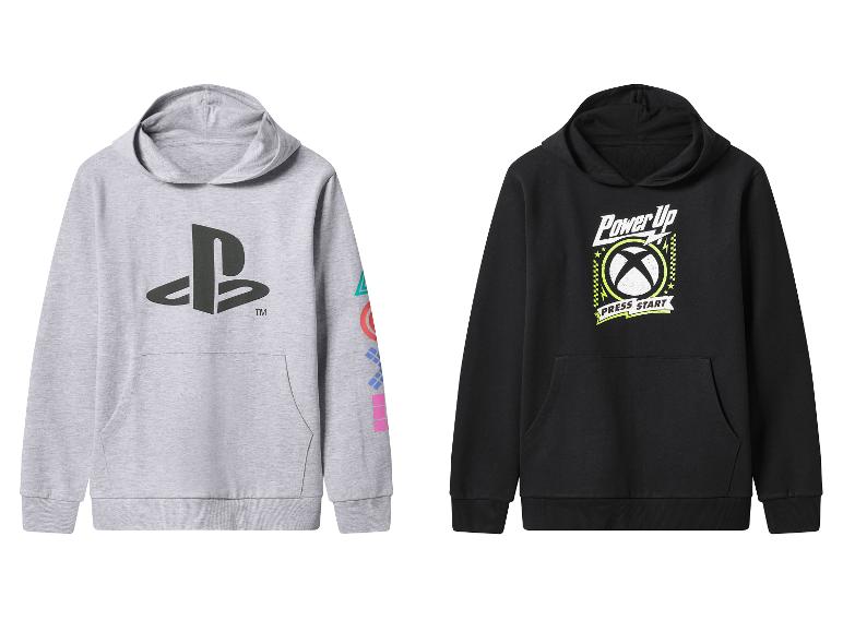 Zwei Gaming-Hoodies: ein grauer PlayStation-Hoodie und ein schwarzer Xbox-Hoodie.