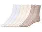 Sechs Paar Socken in weiß, beige und braun.