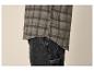 Herren-Flanellhemd mit Karomuster und dunkler Jeans.