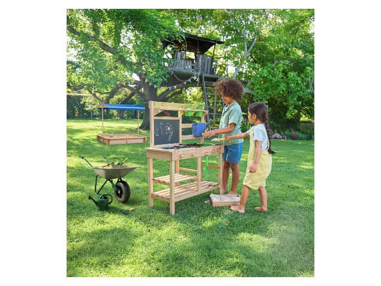 LUPILU® Holz-Outdoorküche mit spielenden Kindern im Garten