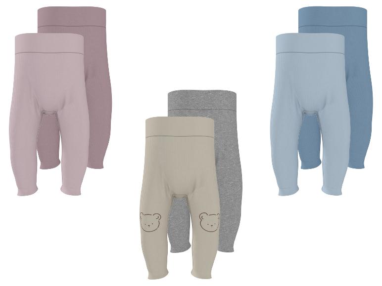 Drei Sets Baby-Leggings in Rosa, Beige mit Bären und Blau, mit elastischem Bund.