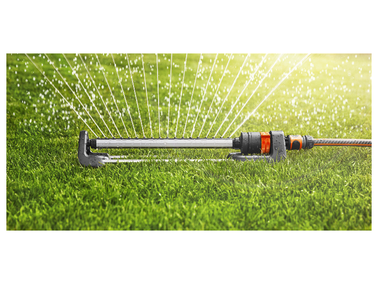 Gartensystem bewässert Rasenfläche.