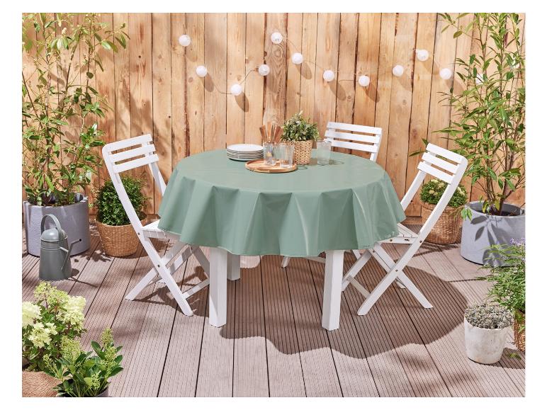 Runder Tisch, weiße Klappstühle und grüne Tischdecke für draußen.