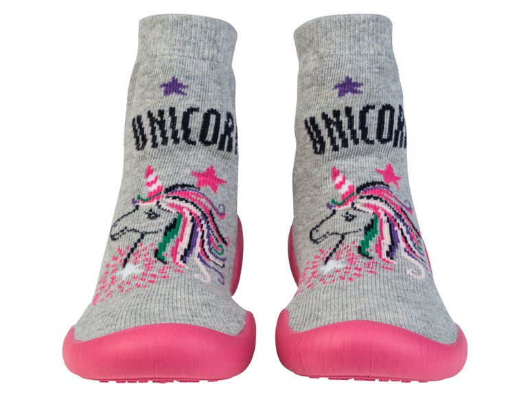 Zwei graue Socken mit rosafarbenen Sohlen und Einhorn-Motiv.
