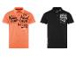 Zwei Camp David Poloshirts, eines in Orange mit nautischem Aufdruck und eines in Schwarz mit Luftfahrt-Aufdruck.