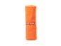 Orangefarbenes gerolltes Sporthandtuch mit Gummiband.