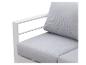 Detailansicht eines weißen Outdoor-Sofas mit hellgrauen Kissen