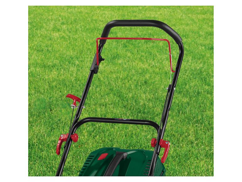 Rasenmähergriff mit roten Hebeln auf grünem Rasen