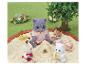 SYLVANIAN FAMILIES Figuren spielen im Sandkasten und bauen Sandburgen.