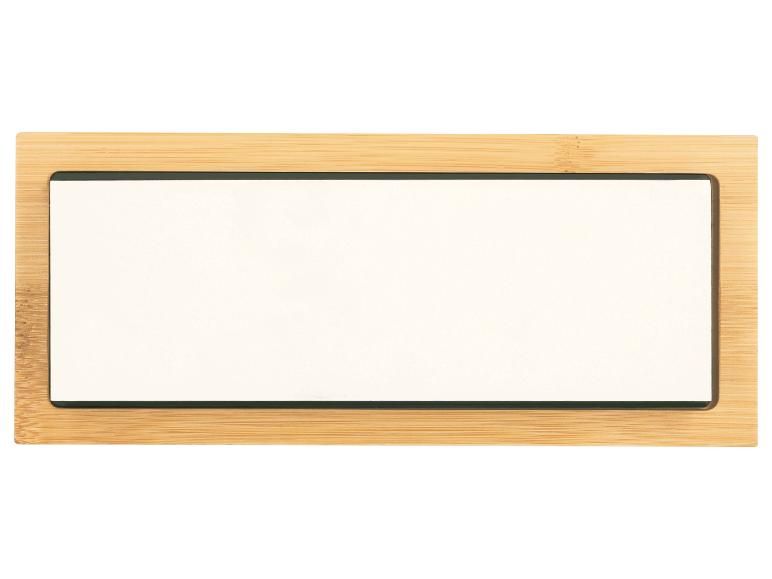 Rechteckige weiße Tafel mit Bambusholzrahmen.