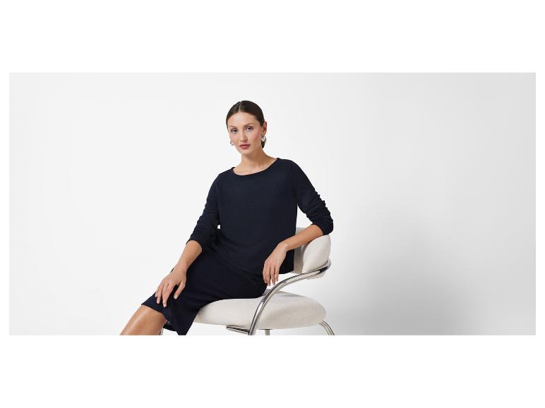 Model in elegantem dunkelblauen Strickkleid.