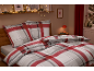 Rot-graue karierte Bettwäsche in einem gemütlichen Schlafzimmer mit Weihnachtsdekoration.