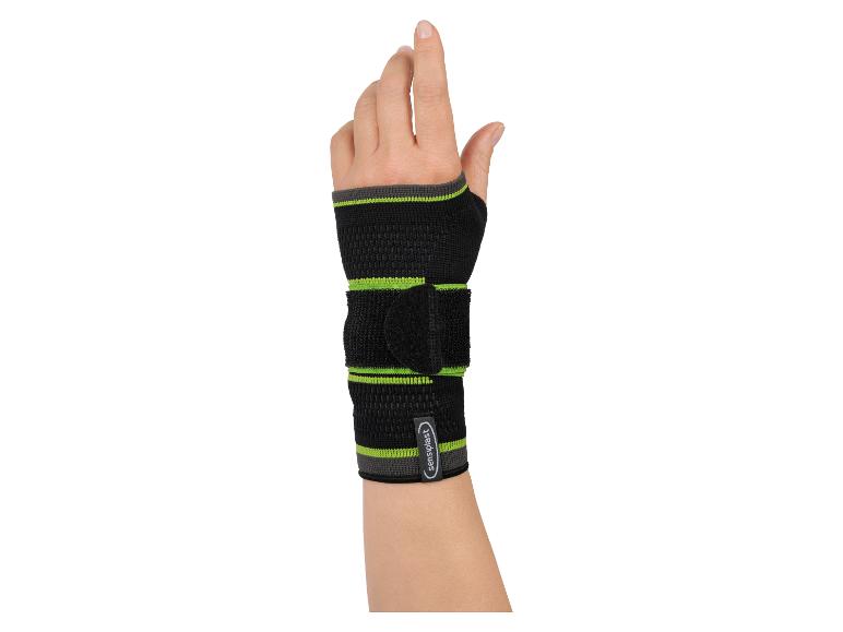 Sensiplast Handgelenkstütze an einer Frauenhand.