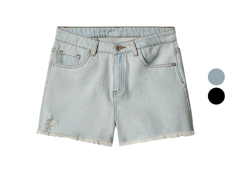 Hellblaue Jeans-Shorts mit ausgefransten Kanten und Knöpfen