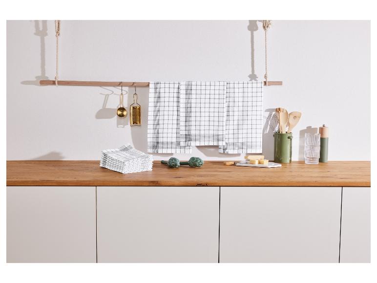 Küchenhandtücher mit Karomuster in einer Küche aufgehängt.