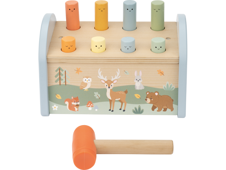 Holz-Hammerspiel mit bunten Stiften und Waldmotiv, inklusive orangefarbenem Hammer.
