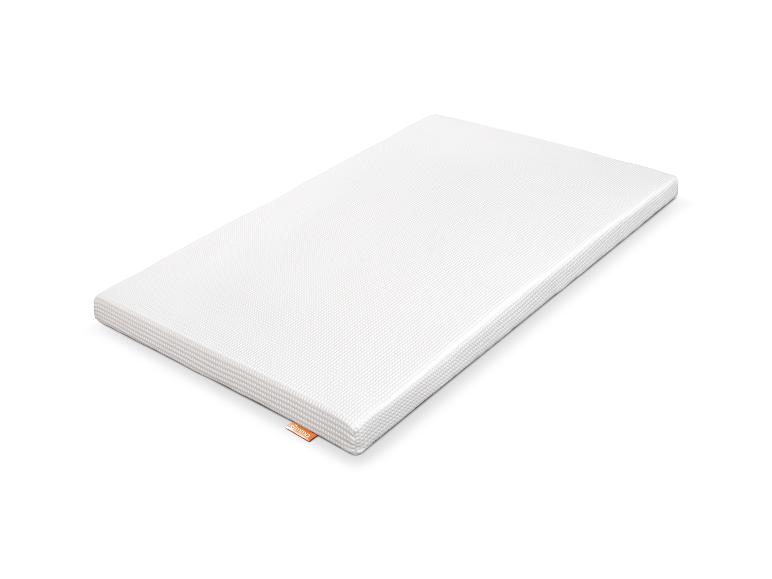 Weiße Matratze mit strukturierter Oberfläche und orangefarbenem Etikett an der Seite.