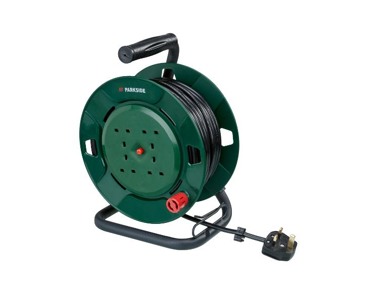 Grüne PARKSIDE Kabeltrommel mit vier Steckdosen und einem britischen Stecker.