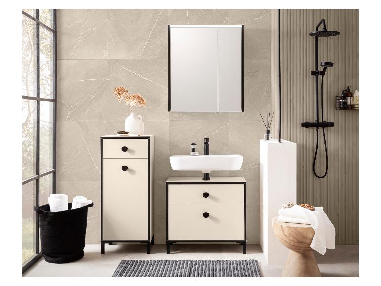 Badezimmer mit beigen Marmorwänden, schwarzen und cremefarbenen Schränken, weißem Waschbecken und schwarzer Dusche.