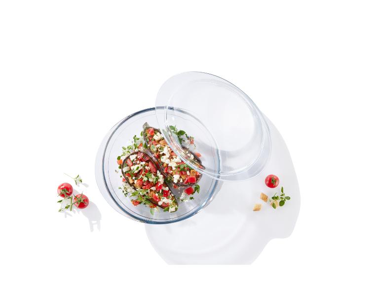 Gefüllte Auberginen in einer Glasform mit Deckel.