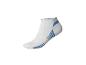 Weiße Sportsocke mit blauen Streifen.
