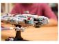 LEGO Star Wars Raumschiffmodell, mit einer Person im Hintergrund.