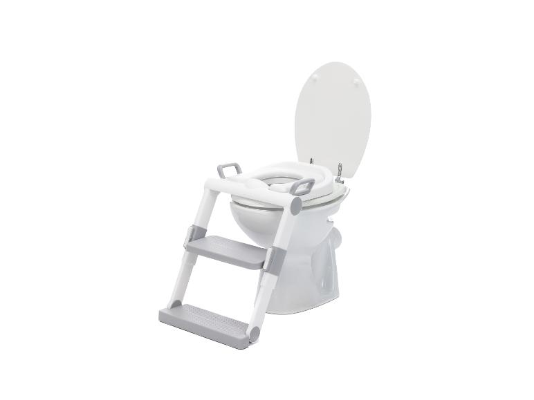 Weiße Toilette mit grau-weißem Toilettentrainingssitz für Kinder und angebrachtem Tritthocker