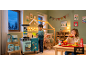 Kinder spielen mit Spielküche und Essenszubehör im Kinderzimmer.