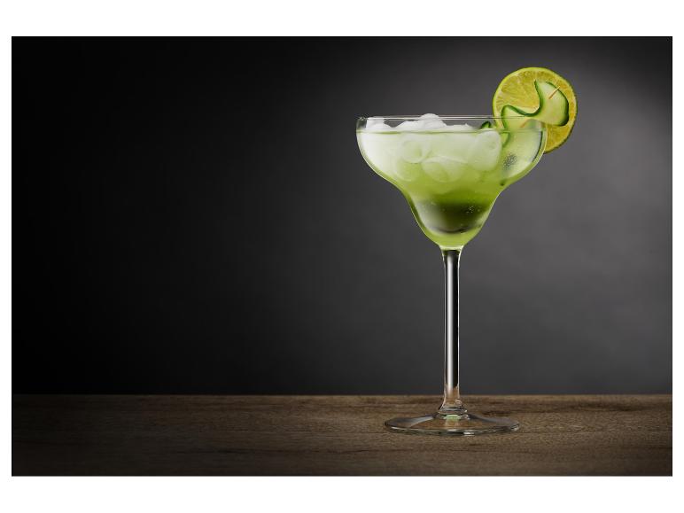 Gurken-Limetten-Cocktail mit Eis in einem Margarita-Glas auf einer Holzoberfläche.