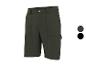 Dunkelgrüne Shorts mit Taschen und Knopf, mit dunkelgrünen und schwarzen Farbmustern.