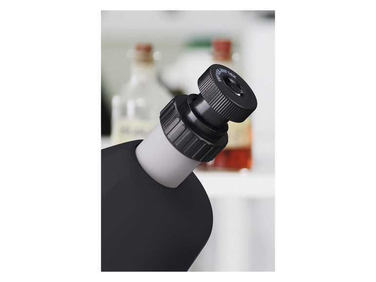 Nahaufnahme eines schwarzen Mikroskops mit einem 16x Objektiv.