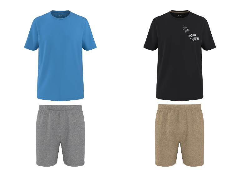 Zwei Herren-Pyjama-Sets: ein blaues T-Shirt mit grauen Shorts und ein schwarzes T-Shirt mit „ROAD TRIPPIN“-Text und beigen Shorts.