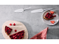 Zwei Beerentörtchen auf Tellern mit Tortenhebern und frischen Beeren.