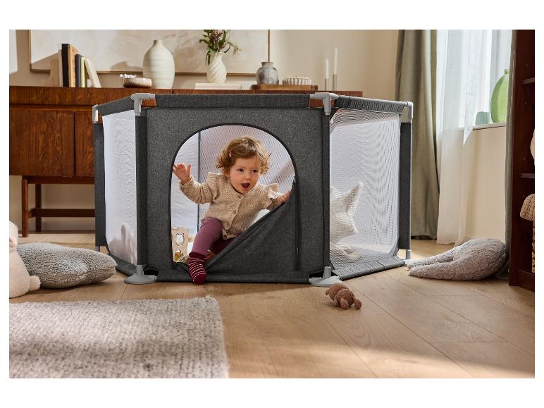 Baby spielt in einem grauen LUPILU® Laufstall in einem gemütlichen Zimmer.