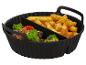 Pommes Frites und geröstetes Gemüse in einer schwarzen Silikonform mit Trennwand.