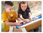 Zwei Kinder spielen mit kinetischem Sand an einem Holzsandy-Tisch.