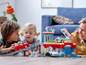 Kinder spielen mit der LEGO DUPLO Autowaschanlage und Autos.