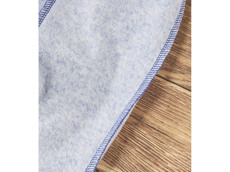Detail eines blauen Fleece-Stoffes mit einer blauen Naht