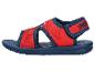Rote und blaue Kindersandalen mit Spinnennetz-Muster und „SPIDER“-Schriftzug am Riemen.