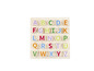 Ein Holzpuzzle mit Buchstaben des Alphabets.