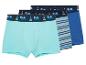 Drei Jungen-Boxershorts: türkis, blau gestreift und einfarbig blau, mit Fahrzeugmotiv.