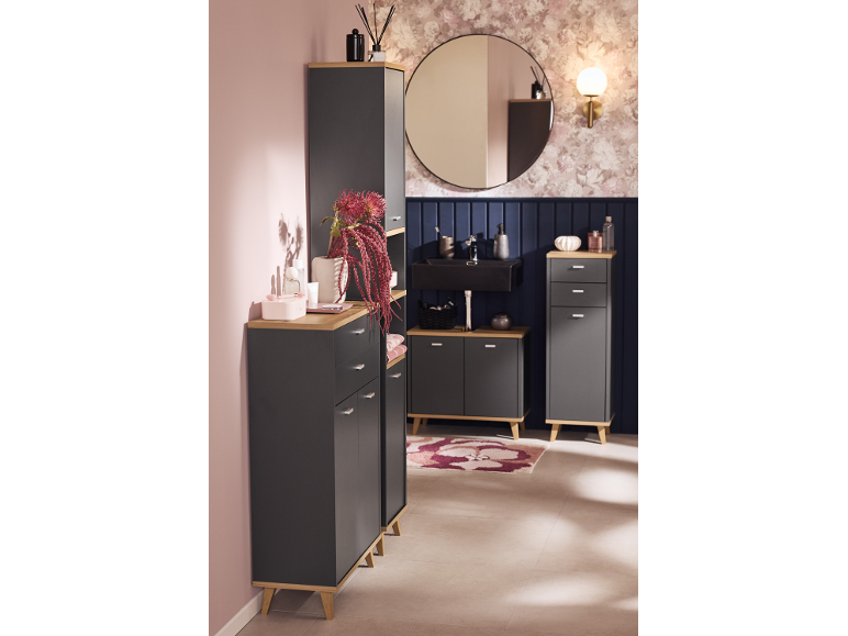 Modernes Badezimmer mit grauen Möbeln und Holzplatten, schwarzem Waschbecken, rundem Spiegel und floraler Tapete.