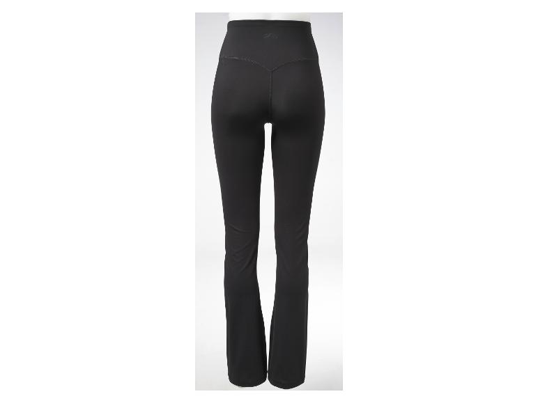 Schwarze Yogahose mit hoher Taille und ausgestelltem Bein, von hinten gesehen.