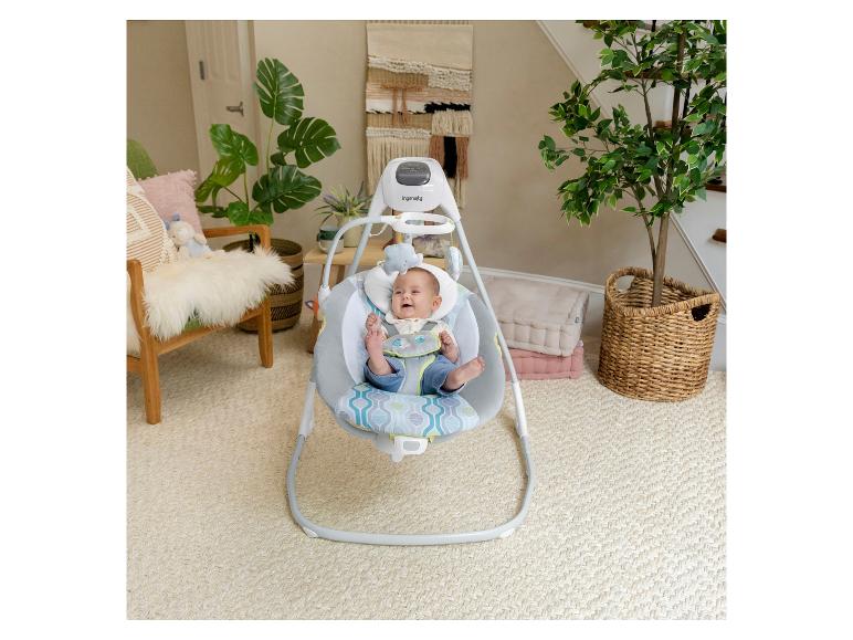 Babyschaukel mit glücklichem Baby im Wohnzimmer
