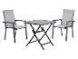 Gartenmöbel-Set: grauer Klapptisch und zwei Stühle mit Armlehnen.