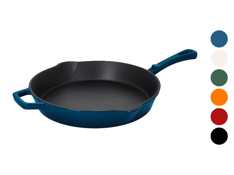 Blaue Gusseisenpfanne mit schwarzer Innenseite und Farbmustern