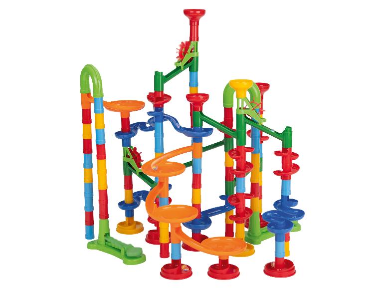 Eine farbenfrohe, mehrstufige Kugelbahn mit Trichtern, Spiralen und Schaufelrädern.