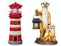 Rot-weiß gestreifter Leuchtturm und eine Erdmännchenfamilie mit Laterne, beides solarbetriebene Gartendekorationen.